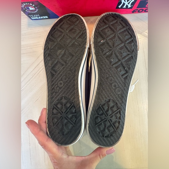 Men’s New York Yankees FOCO Tonal Wordmark Canvas Shoes - Size 8 - Picture 13 of 15